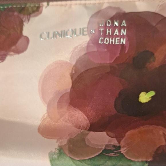 Clinique Beauty Collection with Floral Bag - Picture 2 of 6
